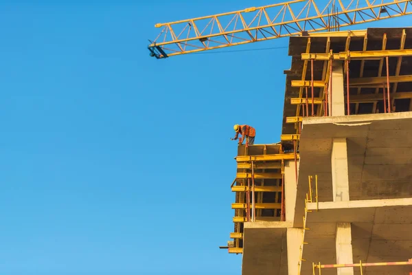 Trabajador Está Parado Borde Del Edificio Construcción Edificios Varios Pisos —  Fotos de Stock