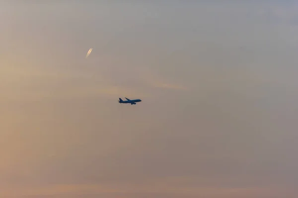 Letadlo Při Západu Slunce Odpočívej Gruzii Černé Moře Procházka Promenádě — Stock fotografie