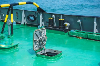 Gemideki metal kilitler ve kapılar. Georgia'da dinlenin. Batum'daki liman. Su taşıma güvertesi. Karadeniz.