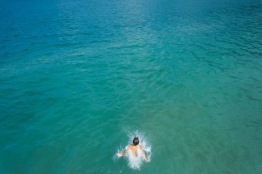 Çocuk denize atladı. Karadeniz 'de dinlenin. Su mavi. Batum 'da Karadeniz sahili. Gürcistan 'da dinlenme.