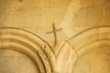 Duvara asılı ahşap çubukları Cross. Kutaisi 'deki Bagrat Tapınağı. Georgia 'nın tarihi mimarisi. Vintage taş duvarlar dokusu.