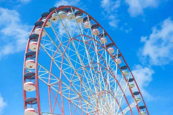 曇った空に対する観覧車 バトゥーミの遊歩道沿いを散策できます 観覧車に乗る グルジアで休む — ストック写真