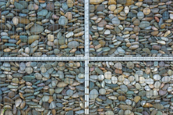Veelkleurige Kiezels Achter Een Metalen Rooster Rotsachtig Strand Batumi Rest — Stockfoto