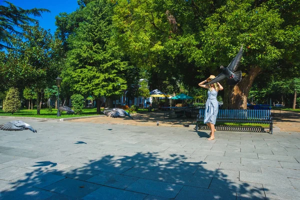 Девушка Летней Шляпе Гуляет Парку Парке Летают Серые Голуби Женщина — стоковое фото