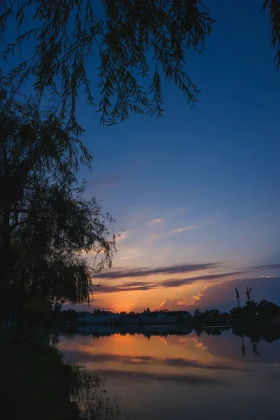 Puesta Sol Refleja Superficie Del Lago Parque Con Lago Batumi — Foto de Stock