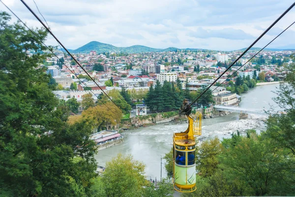 Παλιό Τελεφερίκ Στην Τιφλίδα Ένα Κίτρινο Ταξί Ένα Τελεφερίκ Πάνω — Φωτογραφία Αρχείου