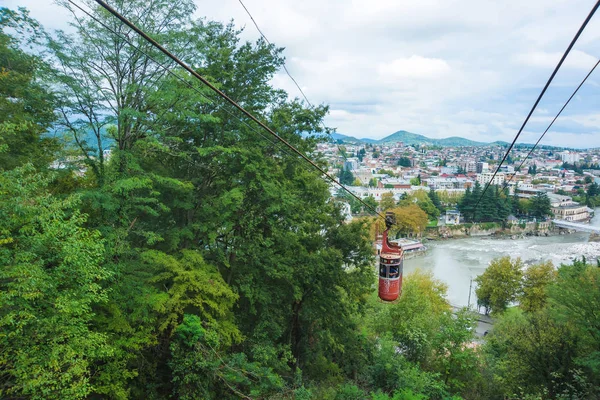 Régi Felvonókocsi Tbilisziben Piros Taxit Felvonó Felett Teknős Zöld Fák — Stock Fotó