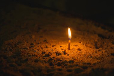 Kutsal tapınakta mum yakmak. Georgia'da dinlenin. Mumlar kuma sıkışmış. Kilisede mumlar için kum ile büyük yuvarlak kase.