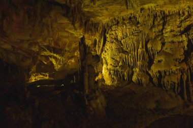 Georgia 'da Prometheus Mağarası. Dikitler ve sarkitlerin çok renkli aydınlatma. Profesyonel mağara aydınlatma.