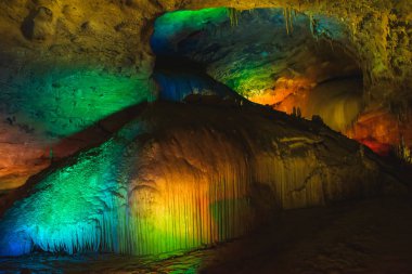 Georgia 'da Prometheus Mağarası. Çok renkli aydınlatma sarkıt Mağarası. Mağaradaki sarkitlerin renk aydınlatması.