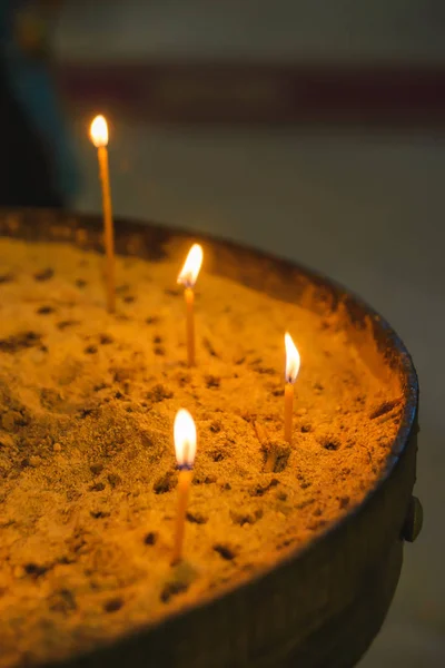 Спалення Свічок Святому Храмі Відпочинок Грузії Свічки Приклеєні Піску Велика — стокове фото