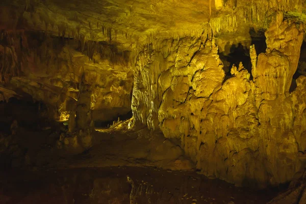 Jaskinia Prometheus Gruzji Wielokolorowe Oświetlenie Stalagmitów Stalaktytów Profesjonalne Oświetlenie Jaskiniowe — Zdjęcie stockowe