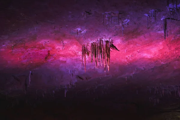 Georgia 'da Prometheus Mağarası. Çok renkli aydınlatma sarkıt Mağarası. Mağaradaki sarkitlerin renk aydınlatması.