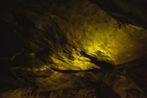 Prométheusz Barlang Grúziában Sztalagmiok Cseppkövek Többszínű Megvilágítása Hivatásos Barlangvilágítás — Stock Fotó