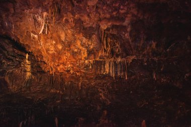 Georgia 'da Prometheus Mağarası. Çok renkli aydınlatma sarkıt Mağarası. Mağaradaki sarkitlerin renk aydınlatması.