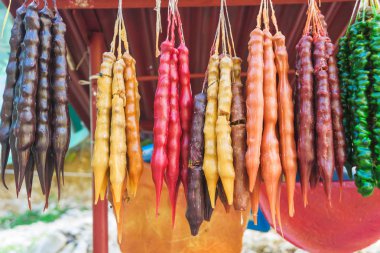 Geleneksel Gürcü mum şeklinde şeker Churchkhela. Tiflis 'te piyasada demetleri cevizli sucuk. Geleneksel Gürcü tatlı Hediyelik eşyalar.