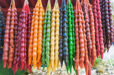 Geleneksel Gürcü mum şeklinde şeker Churchkhela. Tiflis 'te piyasada demetleri cevizli sucuk. Geleneksel Gürcü tatlı Hediyelik eşyalar.