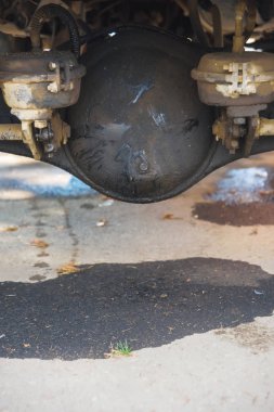 Asfaltta yağ lekesi var. Yolda araba yağı. Kırık araba. Arabanın altında kirli asfalt.