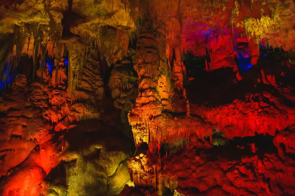 ジョージア州のプロメテウス洞窟 多色の照明鍾乳石洞窟 洞窟の鍾乳石の色の照明 — ストック写真