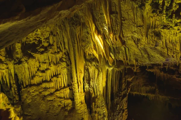 Jaskinia Prometheus Gruzji Wielokolorowa Jaskinia Stalaktytu Oświetlenia Kolorowe Oświetlenie Stalaktytów — Zdjęcie stockowe