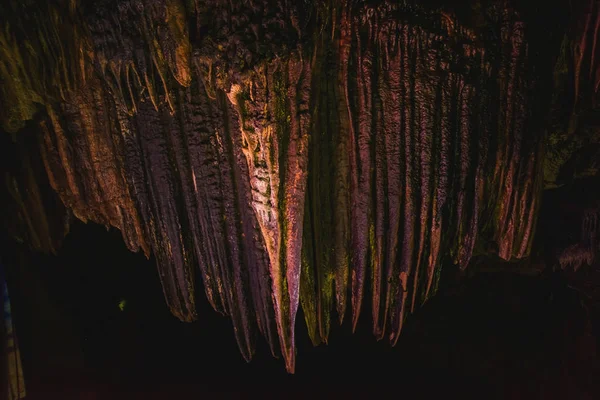 Prometheus Cave Georgien Mångfärgad Belysning Stalaktitgrotta Färg Belysning Stalaktiter Grottan — Stockfoto