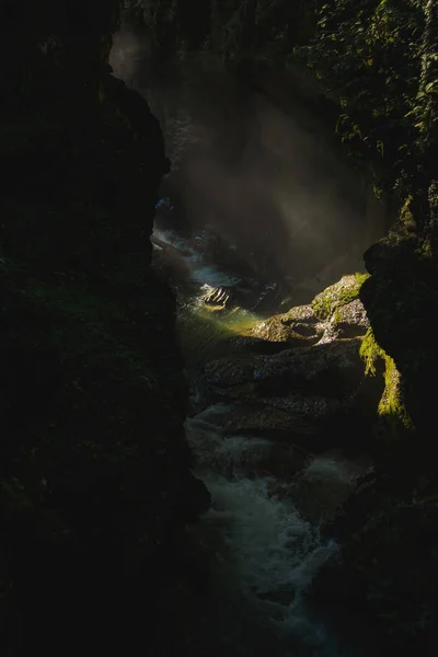 Nehrin Üzerinde Güneş Işınları Var Nehir Boyunca Büyük Kayalar Kayalar — Stok fotoğraf