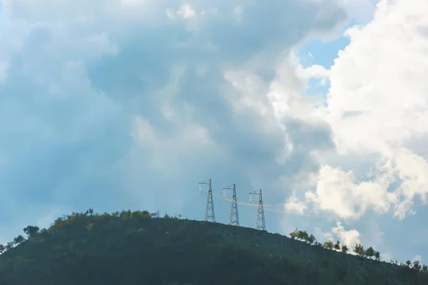 Cell Towers Mountain Antennas Background Cloudy Sky Green Trees Mountain — Stock Photo, Image