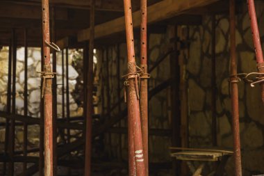 İnşaat metalden yapılmıştır. Ahşap çatı için metal destekler. Doğada ahşap bir platform inşaatı. Gürcistan 'da dinlenme.