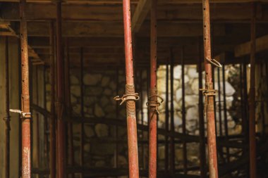 İnşaat metalden yapılmıştır. Ahşap çatı için metal destekler. Doğada ahşap bir platform inşaatı. Gürcistan 'da dinlenme.