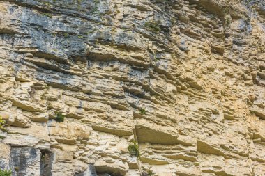 Okatse nehrinin Kanyonu. Georgia 'da dinlenin. Imereti bölgesinde doğa. Dağların kayalık çıkıntıları. Dağ yüzeyinin dokusu.