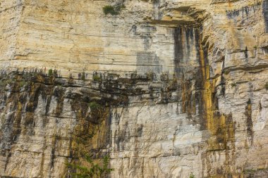 Okatse nehrinin Kanyonu. Georgia 'da dinlenin. Imereti bölgesinde doğa. Dağların kayalık çıkıntıları. Dağ yüzeyinin dokusu.