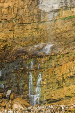 Okatse nehrinin Kanyonu. Georgia 'da dinlenin. Imereti bölgesinde doğa. Dağların kayalık çıkıntıları. Dağ yüzeyinin dokusu.