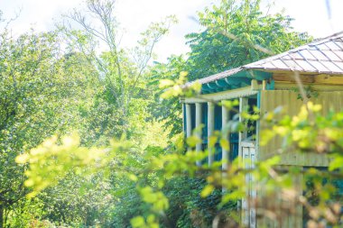 Dağlarda doğada ahşap ev. Georgia 'da dinlenin. Kutaisi 'de yürü. Yeşil ağaçların bir arka planda Vintage ev.