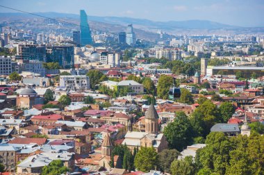 Tiflis 'in panoramik manzarası. Gözlem güvertesinden görünüm. Evler ve mimari. Gürcistan 'da dinlenme.