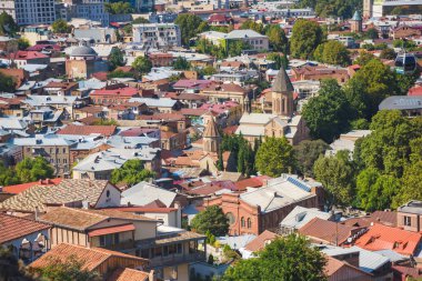 Tiflis 'in panoramik manzarası. Gözlem güvertesinden görünüm. Evler ve mimari. Gürcistan 'da dinlenme.