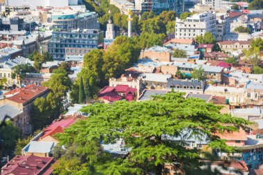 Tiflis 'in panoramik manzarası. Gözlem güvertesinden görünüm. Evler ve mimari. Gürcistan 'da dinlenme.