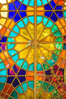 Tiflis 'Te Kaleidoscope evi. Çok renkli vitray. Mozaik Windows ile eski evin iç. Gürcistan 'da Turizm.