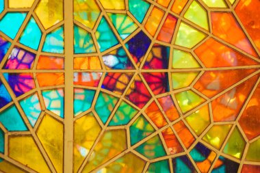 Tiflis 'Te Kaleidoscope evi. Çok renkli vitray. Mozaik Windows ile eski evin iç. Gürcistan 'da Turizm.