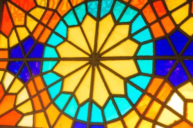 Tiflis 'Te Kaleidoscope evi. Çok renkli vitray. Mozaik Windows ile eski evin iç. Gürcistan 'da Turizm.