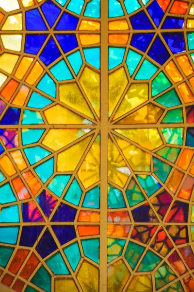 Tiflis 'Te Kaleidoscope evi. Çok renkli vitray. Mozaik Windows ile eski evin iç. Gürcistan 'da Turizm.