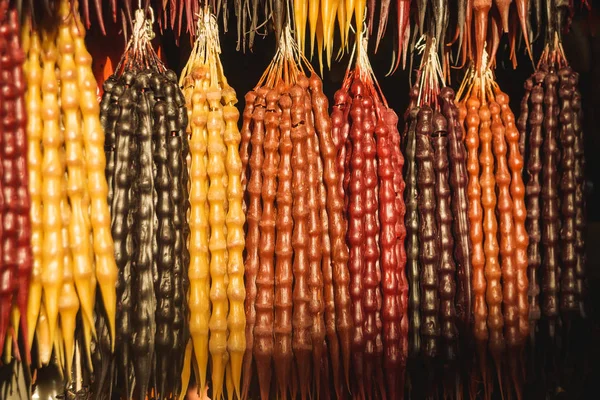전통적인 그루지야어 모양의 트빌리시 시장에 다발을 전통적인 그루지야의 달콤한 기념품 — 스톡 사진