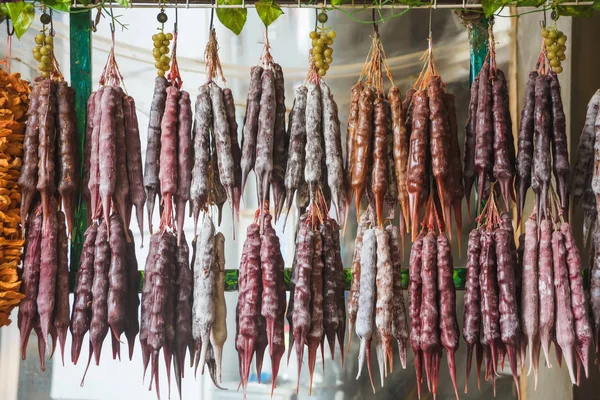 전통적인 그루지야어 모양의 트빌리시 시장에 다발을 전통적인 그루지야의 달콤한 기념품 — 스톡 사진