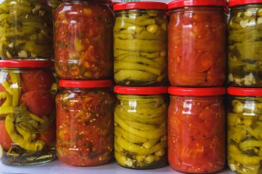 Cam kavanozlarda sebze hasat. Yeşil ve kırmızı salamura biber. Kış için ev yapımı sebze boşlukları. Cam kavanozlarda Yeşiller Lots Ile sebze fermenting