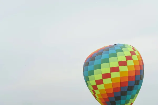 Mångfärgad Varmluftsballong Blå Himmel Bakgrund Varmluftsballonger Ballong Festivalen Ballong Festivalen — Stockfoto