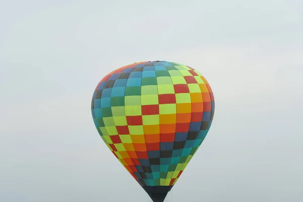 Mångfärgad Varmluftsballong Blå Himmel Bakgrund Varmluftsballonger Ballong Festivalen Ballong Festivalen — Stockfoto