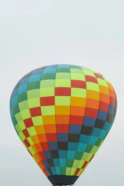 Mavi Gökyüzü Arka Plan Üzerinde Çok Renkli Sıcak Hava Balonu — Stok fotoğraf