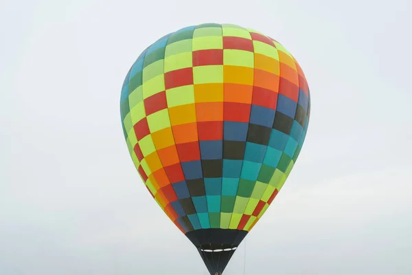 蓝天背景上的多彩热气球 热气球在气球节 哈萨克斯坦的气球节 下午乘坐气球飞行 — 图库照片