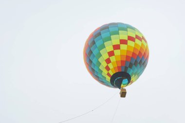 Mavi gökyüzü arka plan üzerinde çok renkli sıcak hava balonu. Balon Festivali'nde Sıcak Hava Balonları. Kazakistan'da Balon Festivali. Öğleden sonra balonlar üzerinde uçan.