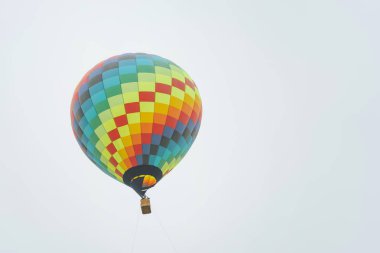 Mavi gökyüzü arka plan üzerinde çok renkli sıcak hava balonu. Balon Festivali'nde Sıcak Hava Balonları. Kazakistan'da Balon Festivali. Öğleden sonra balonlar üzerinde uçan.