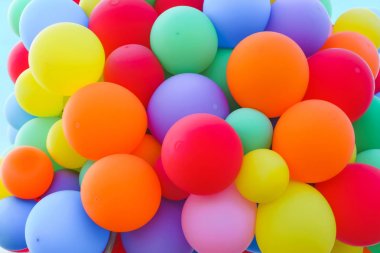 Renkli balonlar doku. Festivalde bir sürü balon var. Balonda uçuş.